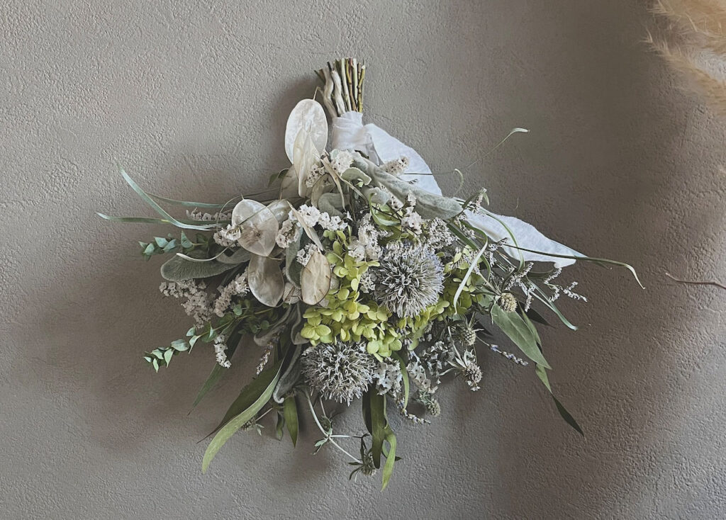 瑠璃玉アザミとルナニアのスワッグ