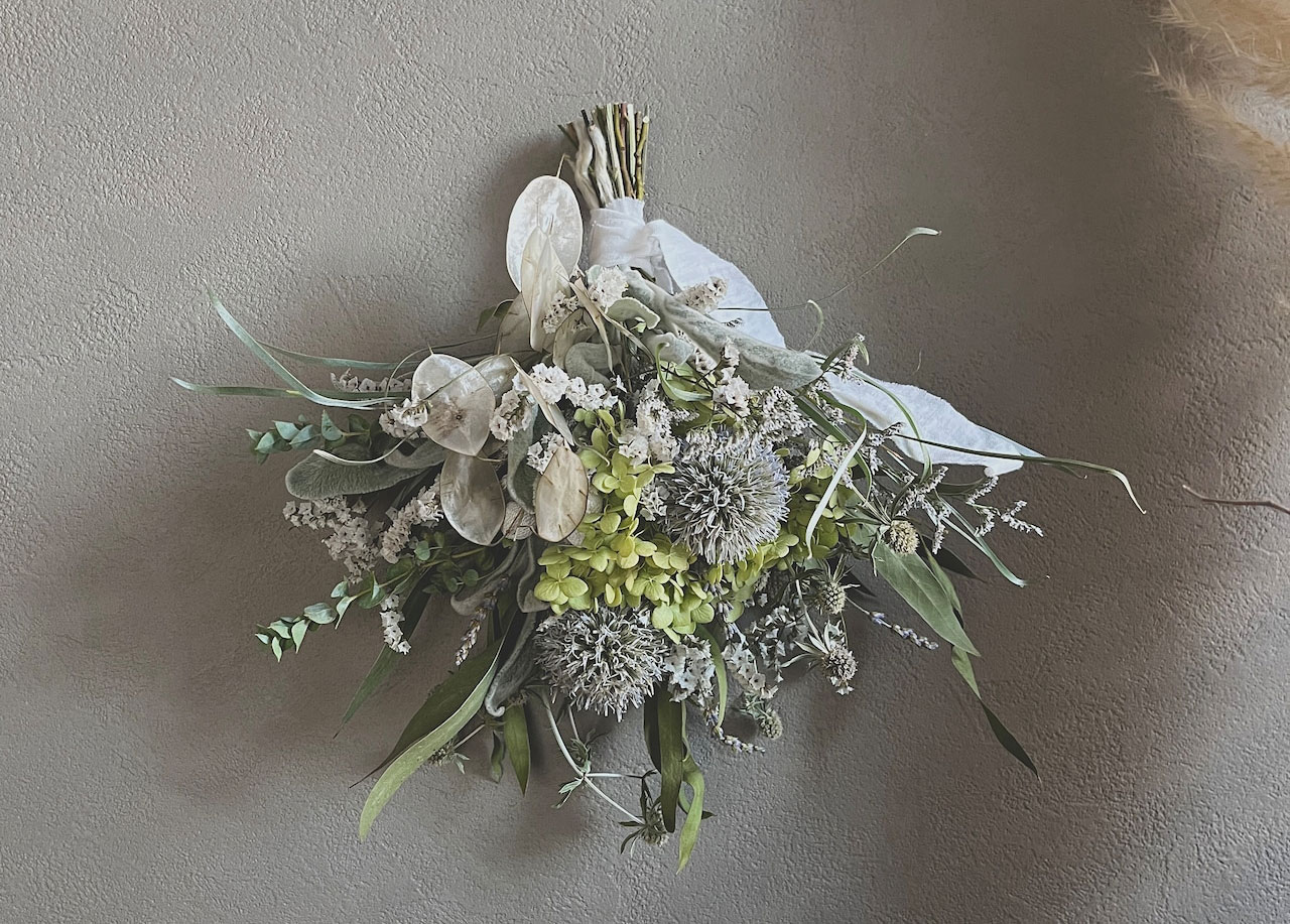 瑠璃玉アザミとルナニアのスワッグ